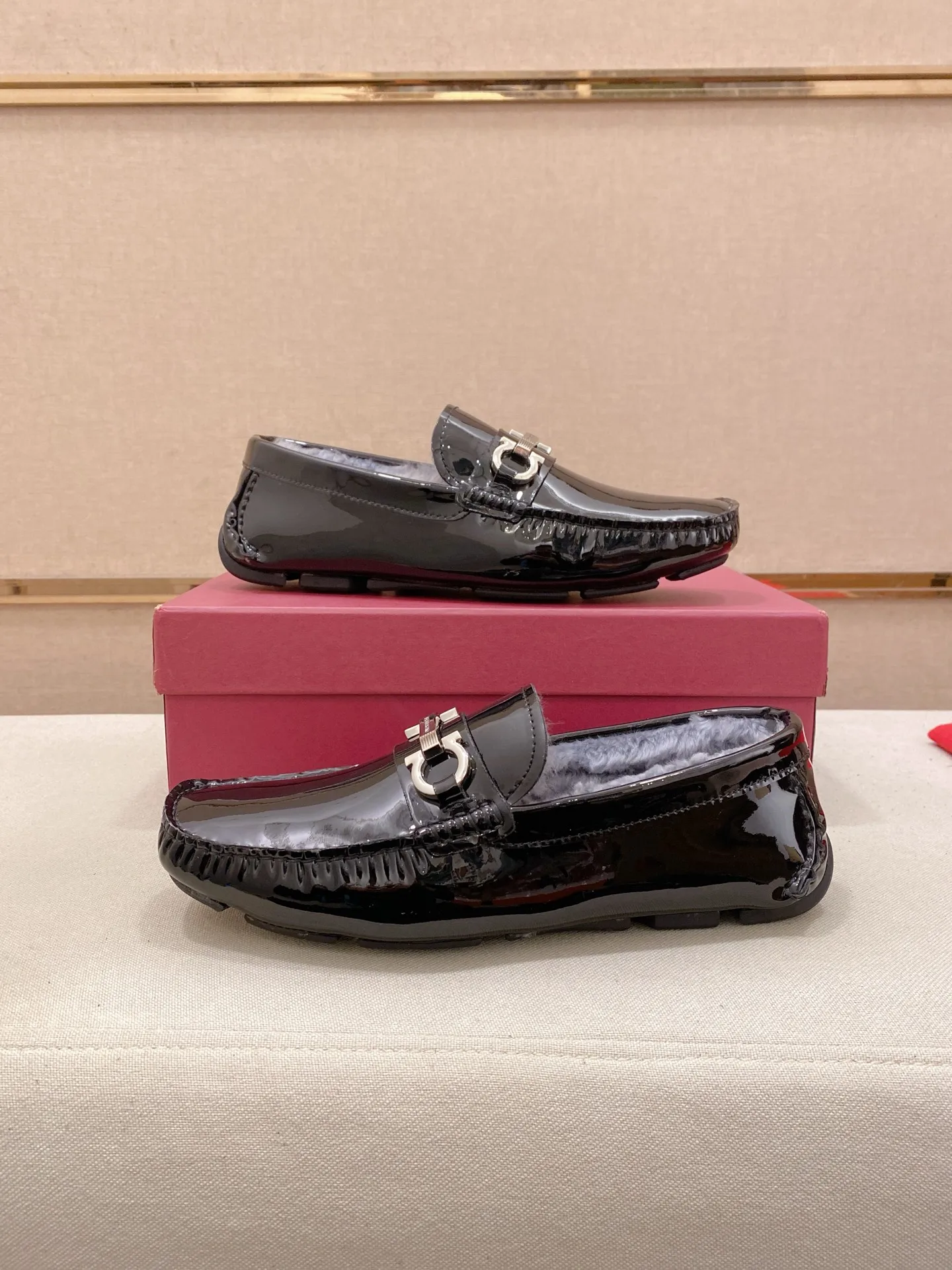 Factory price: 540💰High-end quality! Ferragamo🆕🆕Exclusive hot-selling products in stock🔥🔥New products on the shelves, high-quality Ferragamo men's pea shoes, high-end casual driving shoes, with complete packaging! 💪 💪 Material: imported first-layer cowhide 🐂 + imported high-quality wool lining + wear-resistant outsole 👍🏻👍🏻 Features: high-end and comfortable, purely handmade 🚀 🚀 Create the perfect shoes that suit you best 🔥 🔥 Size: (38-44) 45 standard size can be customized!